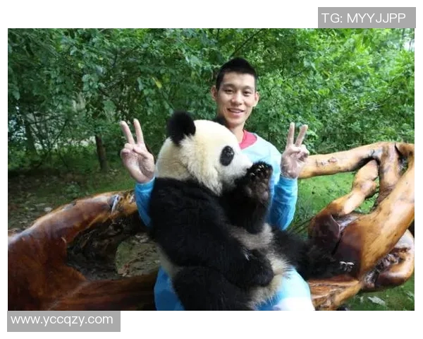 外国足球明星亲密接触熊猫展现友谊与环保意识的美好瞬间